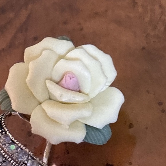 Vintage AVON Porcelain Sweet Yellow Rose Silver Tone & Rhinestone Brooch Pin - Picture 2 of 6